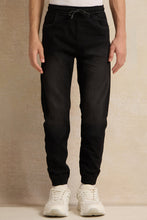 Load image into Gallery viewer, بنطال رياضي من قماش الدنيم باللون الأسود للأولاد الكبار