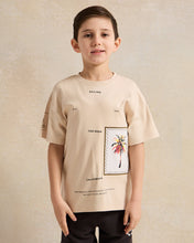 Load image into Gallery viewer, تي شيرت مزخرف للاولاد باللون البيج