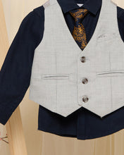 Load image into Gallery viewer, طقم سترة رمادية وقميص كحلي مع ربطة عنق مطبوعة للأولاد الرضع (3 قطع)