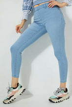 Load image into Gallery viewer, جينز مطاطي أزرق فاتح بقَصّة ضيقة