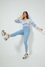 Load image into Gallery viewer, جينز مطاطي أزرق فاتح بقَصّة ضيقة