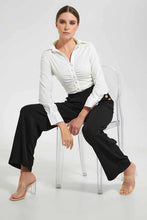 Load image into Gallery viewer, White Collared Long Sleeved Blouse بلوزة بأكمام طويلة باللون الأبيض