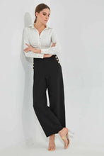 Load image into Gallery viewer, White Collared Long Sleeved Blouse بلوزة بأكمام طويلة باللون الأبيض