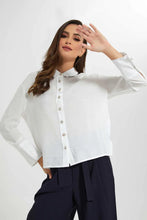 Load image into Gallery viewer, بلوزة بأزرار باللون العاجي