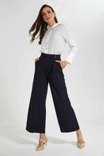 Load image into Gallery viewer, بلوزة بأزرار باللون العاجي