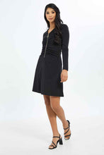 Load image into Gallery viewer, فستان أسود بسحاب مع كشكشة أمامية للنساء