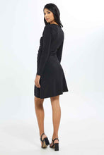Load image into Gallery viewer, فستان أسود بسحاب مع كشكشة أمامية للنساء