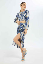 Load image into Gallery viewer, بلوزة باللون الكحلي قصيرة للنساء