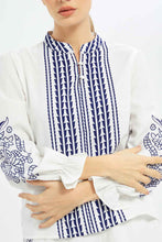 Load image into Gallery viewer, بلوزة باللون الأبيض والأزرق بطبعة للنساء