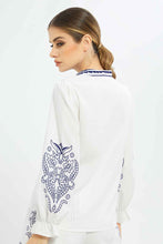 Load image into Gallery viewer, بلوزة باللون الأبيض والأزرق بطبعة للنساء
