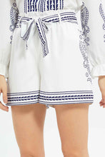 Load image into Gallery viewer, شورت باللون الأبيض و الأزرق مع حزام للنساء