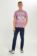 Load image into Gallery viewer, تيشيرت باللون الليلكي بطبعة للرجال