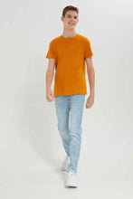 Load image into Gallery viewer, تيشيرت هينلي بارز الملمس باللون الأصفر الداكن للأولاد الكبار