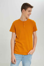 Load image into Gallery viewer, تيشيرت هينلي بارز الملمس باللون الأصفر الداكن للأولاد الكبار