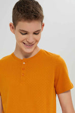 Load image into Gallery viewer, تيشيرت هينلي بارز الملمس باللون الأصفر الداكن للأولاد الكبار