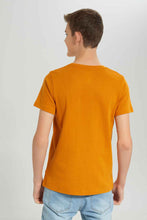 Load image into Gallery viewer, تيشيرت هينلي بارز الملمس باللون الأصفر الداكن للأولاد الكبار