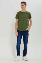 Load image into Gallery viewer, تيشيرت هينلي بارز الملمس باللون الزيتي للأولاد الكبار