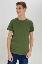 Load image into Gallery viewer, تيشيرت هينلي بارز الملمس باللون الزيتي للأولاد الكبار