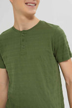 Load image into Gallery viewer, تيشيرت هينلي بارز الملمس باللون الزيتي للأولاد الكبار
