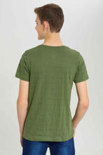 Load image into Gallery viewer, تيشيرت هينلي بارز الملمس باللون الزيتي للأولاد الكبار