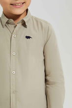 Load image into Gallery viewer, قميص كاجوال مخيط باللون البيج للأولاد الصغار