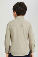 Load image into Gallery viewer, قميص كاجوال مخيط باللون البيج للأولاد الصغار