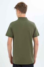 Load image into Gallery viewer, قميص بولو باللون الزيتي للأولاد الكبار