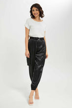 Load image into Gallery viewer, بنطلون ستان بجيوب باللون الأسود للنساء