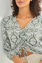 Load image into Gallery viewer, بلوزة مكشكشة مطبوعة قصيرة بألوان متعددة للنساء