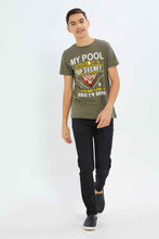 Load image into Gallery viewer, تيشيرت باللون الزيتي للأولاد الكبار