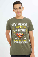 Load image into Gallery viewer, تيشيرت باللون الزيتي للأولاد الكبار