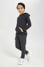 Load image into Gallery viewer, جوغر بخصر مطاطي باللون الرمادي الداكن للأولاد الصغار