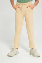 Load image into Gallery viewer, بنطلون رياضي بخصر مطاطي باللون البيج للأولاد الصغار