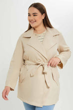 Load image into Gallery viewer, جاكيت بحزام باللون البيج للنساء بمقاسات كبيرة