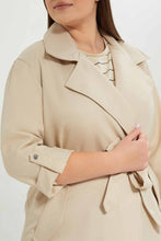 Load image into Gallery viewer, جاكيت بحزام باللون البيج للنساء بمقاسات كبيرة