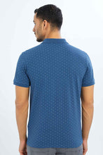 Load image into Gallery viewer, تيشيرت بولو بطباعة باللون الأزرق للرجال