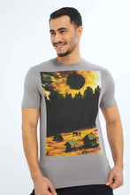 Load image into Gallery viewer, تيشيرت بطبعة باللون الرمادي الداكن للرجال