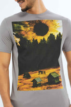 Load image into Gallery viewer, تيشيرت بطبعة باللون الرمادي الداكن للرجال