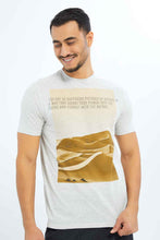 Load image into Gallery viewer, تيشيرت بطبعة باللون الرمادي الفاتح للرجال