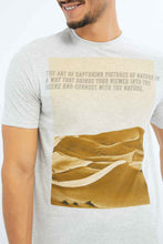 Load image into Gallery viewer, تيشيرت بطبعة باللون الرمادي الفاتح للرجال