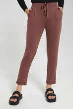 Load image into Gallery viewer, بنطلون بقصة مستقيمة باللون البني للنساء