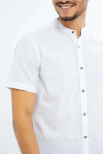 Load image into Gallery viewer, قميص بياقة ماندارين باللون الأبيض للرجال