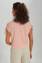 Load image into Gallery viewer, تيشيرت مكشكش باللون الوردي للنساء