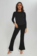 Load image into Gallery viewer, تيشيرت مكشكش باللون الأسود للنساء