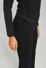 Load image into Gallery viewer, تيشيرت مكشكش باللون الأسود للنساء