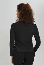 Load image into Gallery viewer, تيشيرت مكشكش باللون الأسود للنساء