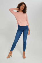 Load image into Gallery viewer, تيشيرت مكشكش باللون الوردي للنساء