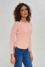 Load image into Gallery viewer, تيشيرت مكشكش باللون الوردي للنساء