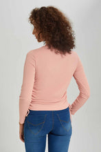 Load image into Gallery viewer, تيشيرت مكشكش باللون الوردي للنساء