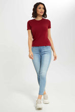 Load image into Gallery viewer, تيشيرت بأكمام قصيرة باللون الأحمر الداكن للنساء